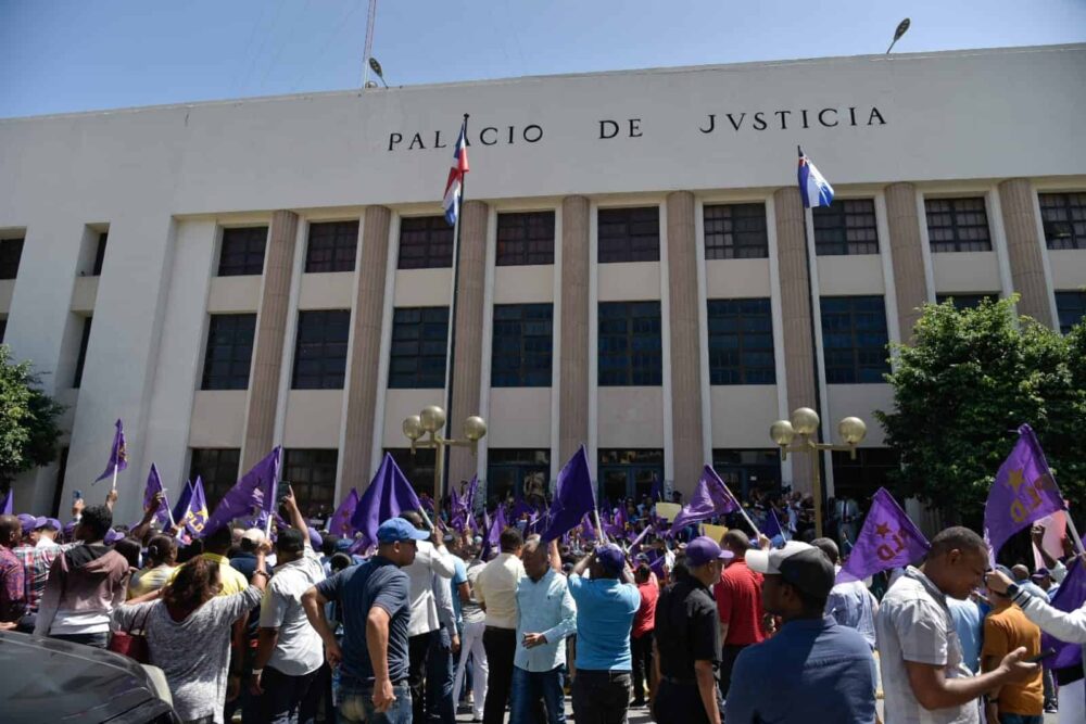 Simpatizantes del PLD tratan de penetrar al Palacio de Justicia de ...