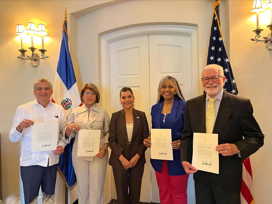 (FOMUDEVI) en reunión con la embajadora de los Estados Unidos y otras organizaciones de la sociedad civil
