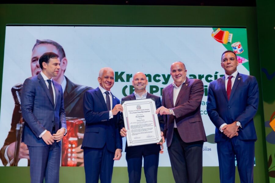 Ministerio de Cultura y senadores reconocen trayectoria del músico típico “El Prodigio”