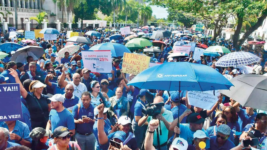 Marcha de maestros de la ADP en la capital.